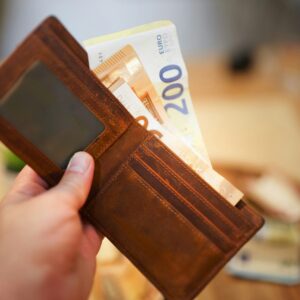 perbedaan early wage access dengan pinjaman online