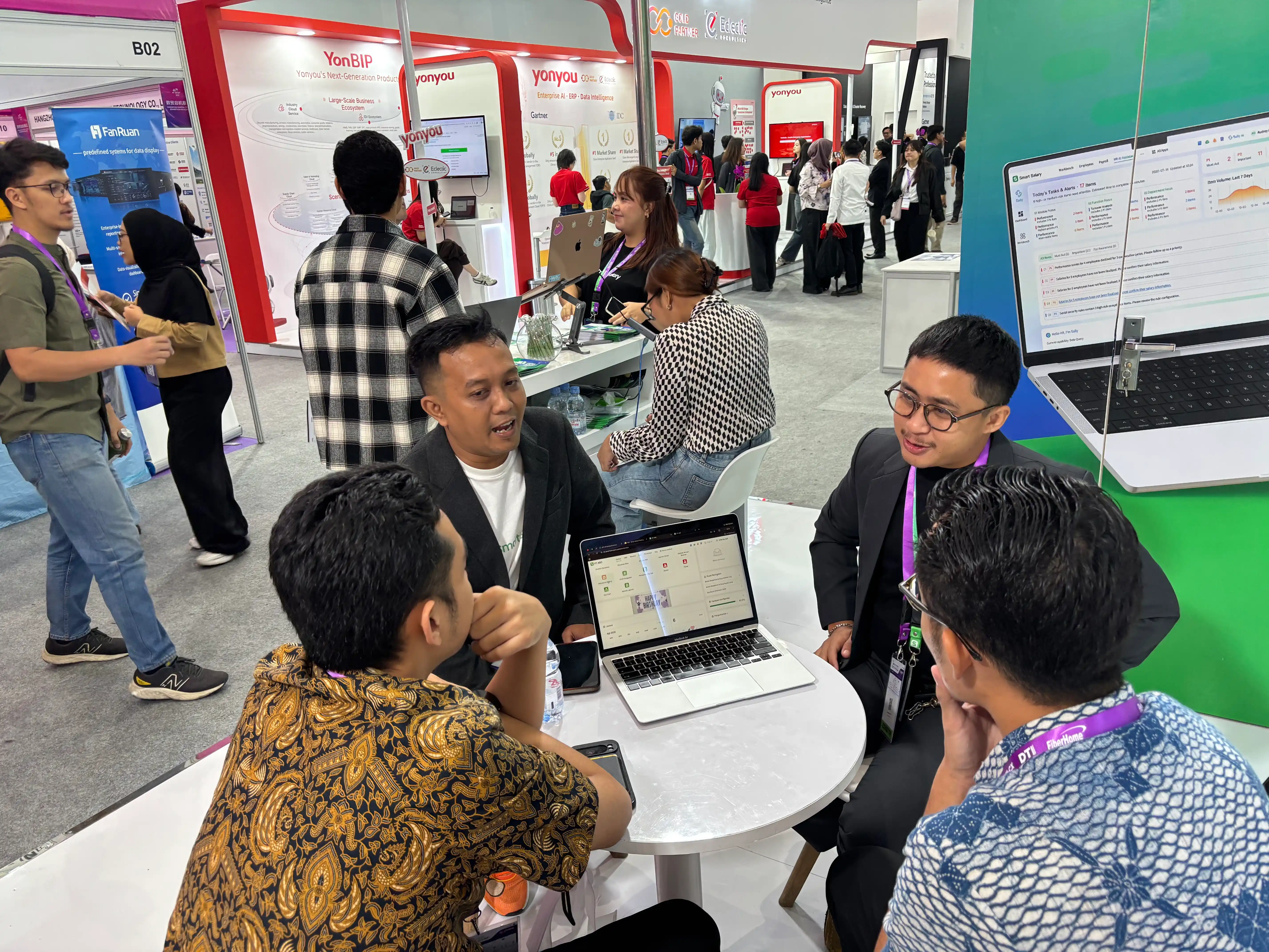Smart Salary memperkenalkan ekosistem solusi Enterprise HR yang terdiri dari Enterprise Payroll, HRIS, Earned Wage Access (EWA), dan Sally AI kepada para pengunjung DTI-Cx 2026. Sumber: Smart Salary