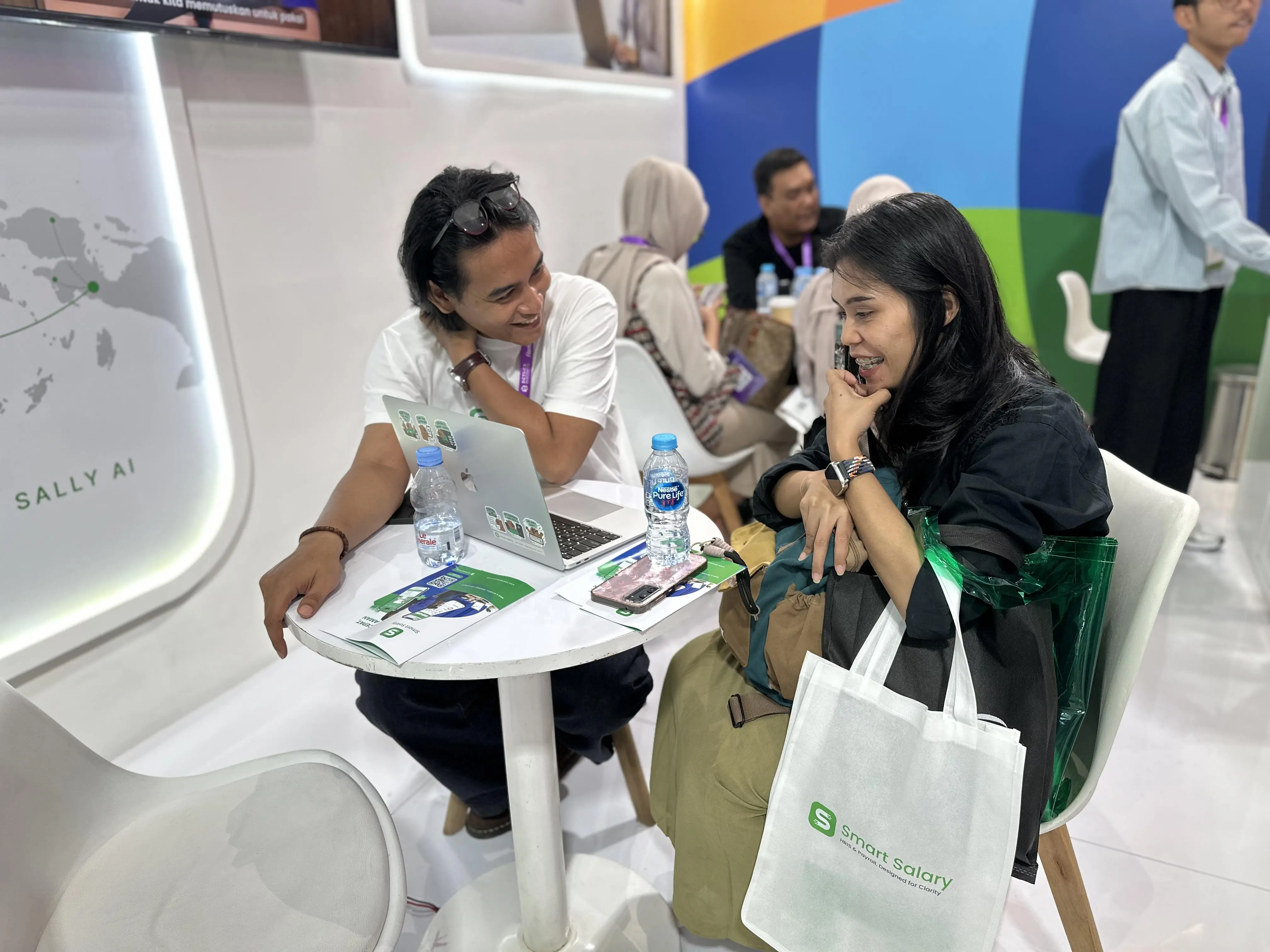 Melalui sesi konsultasi langsung, tim Smart Salary membantu pengunjung memahami bagaimana HRIS, Payroll, EWA, dan Sally AI dapat mendukung operasional HR yang lebih efisien. Sumber Smart Salary