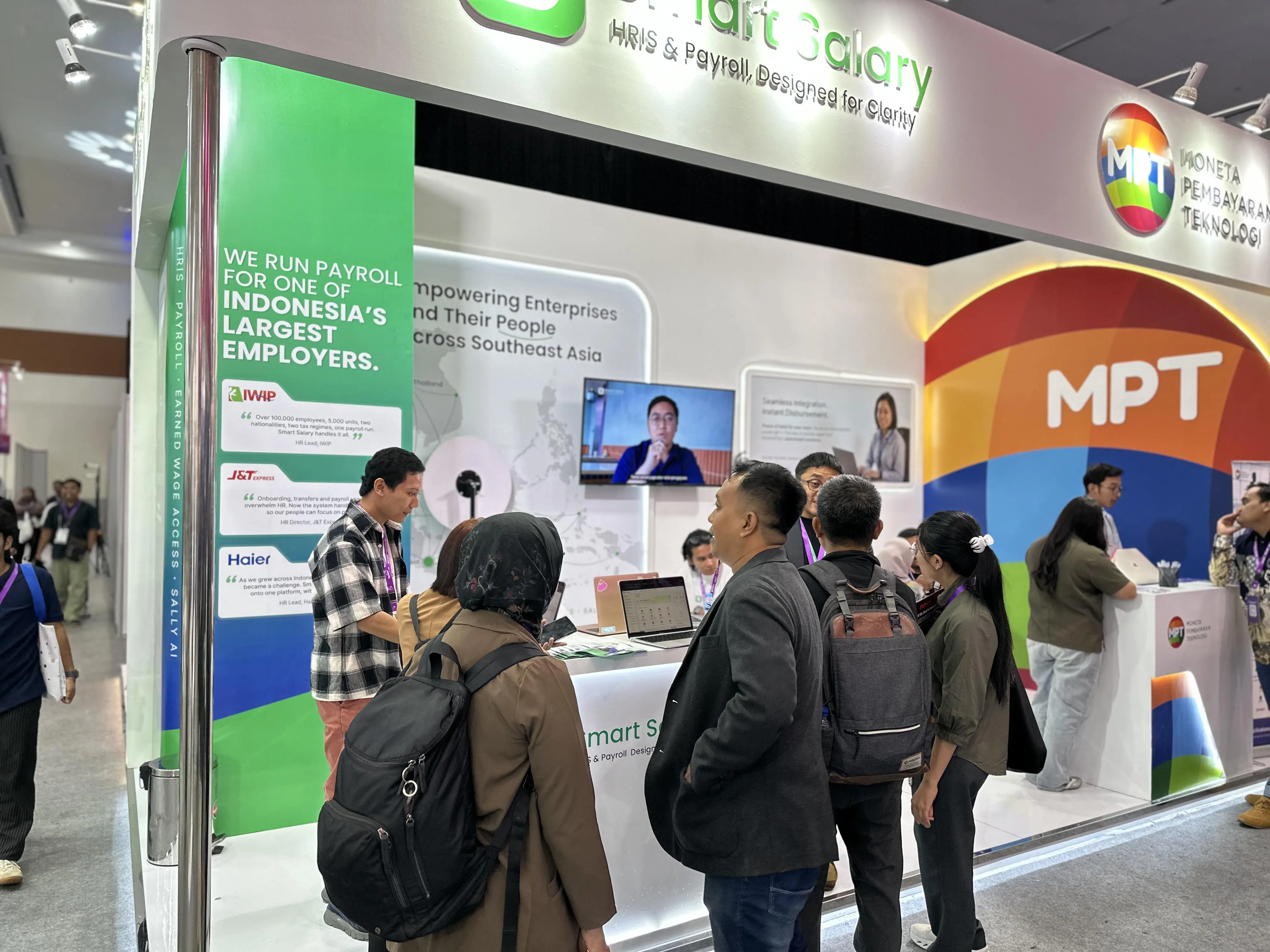 Smart Salary memperkenalkan visi “Empowering Enterprises and Their People Across Southeast Asia” melalui booth bertema Humanity and AI in HR Works di DTI-Cx 2026. Sumber Smart Salary